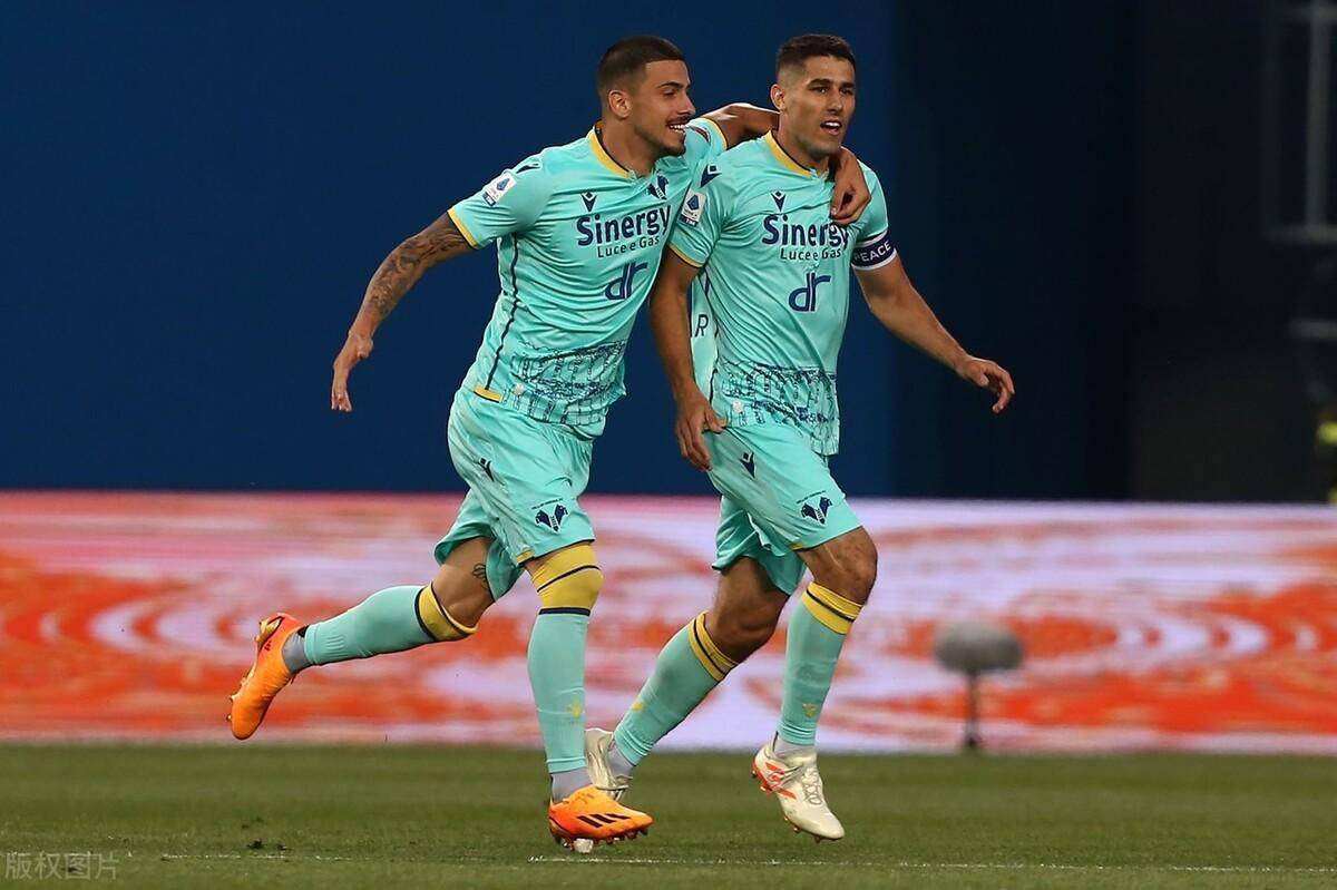 今晚突围战来临，多特蒙德围绕意甲绝杀压哨，管理层满意，身体对抗强度拉满(多特蒙德日本球星)