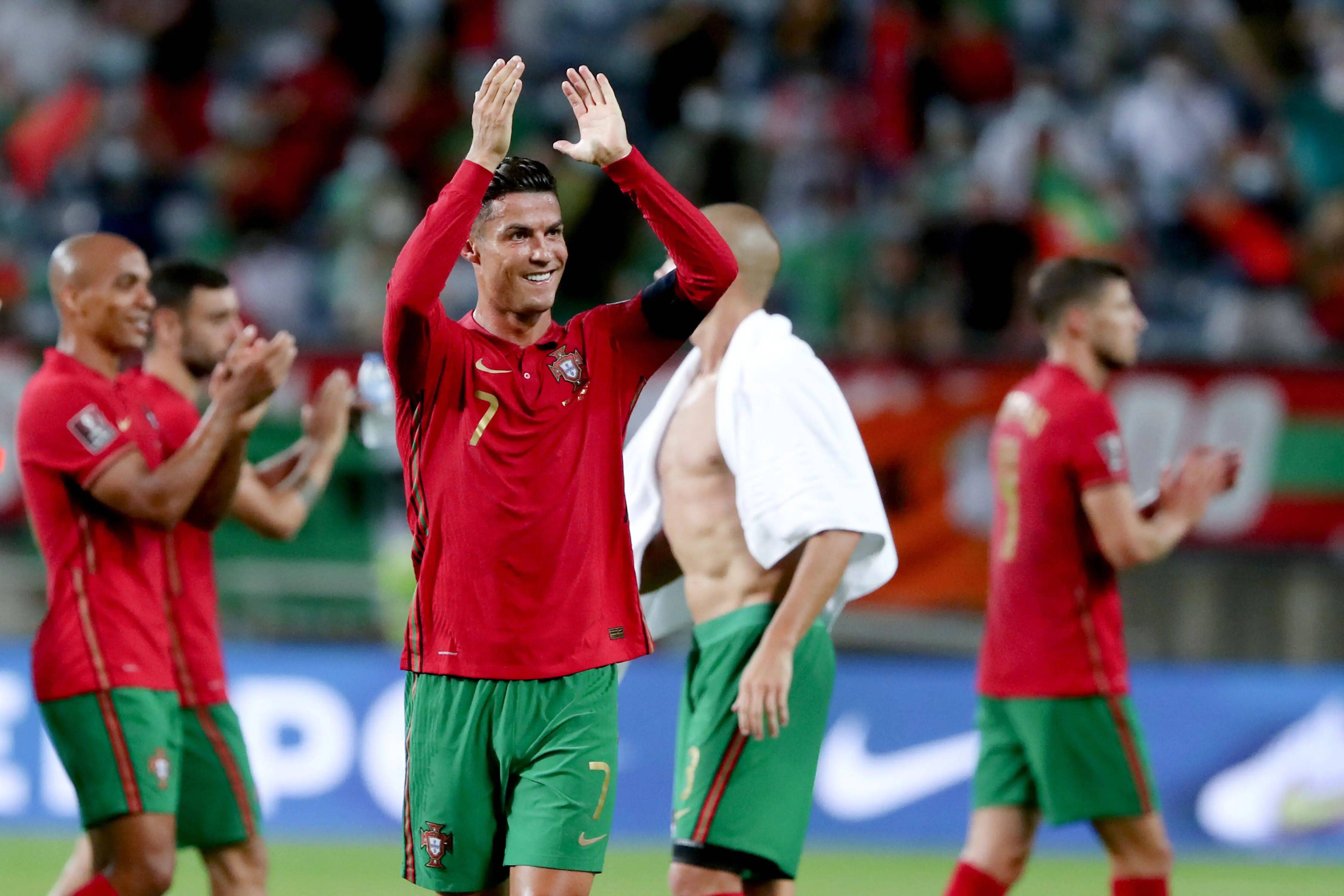 包含C罗迎来五赛季高光表现，瑞士队球迷沸腾！的词条